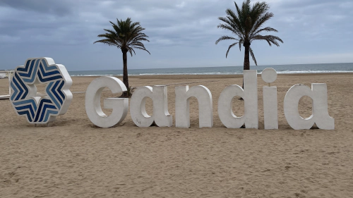 The beach with the Name "Gandia" in big concrete letters