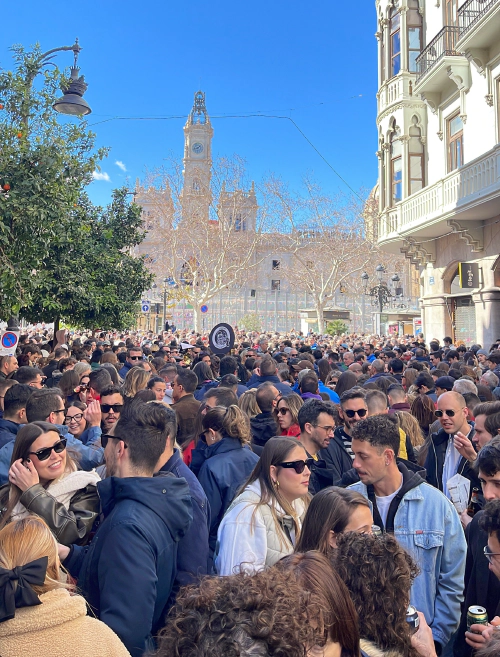 A hugo crowd gathering for the Mascleta